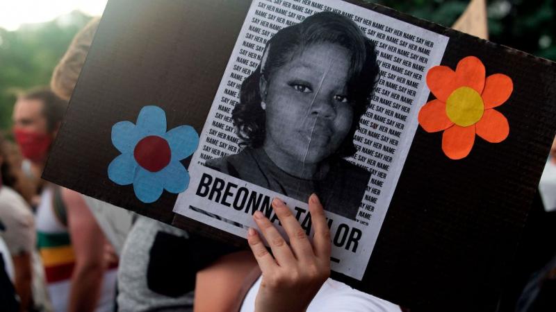 Protestor holds a sign of Breonna Taylor 