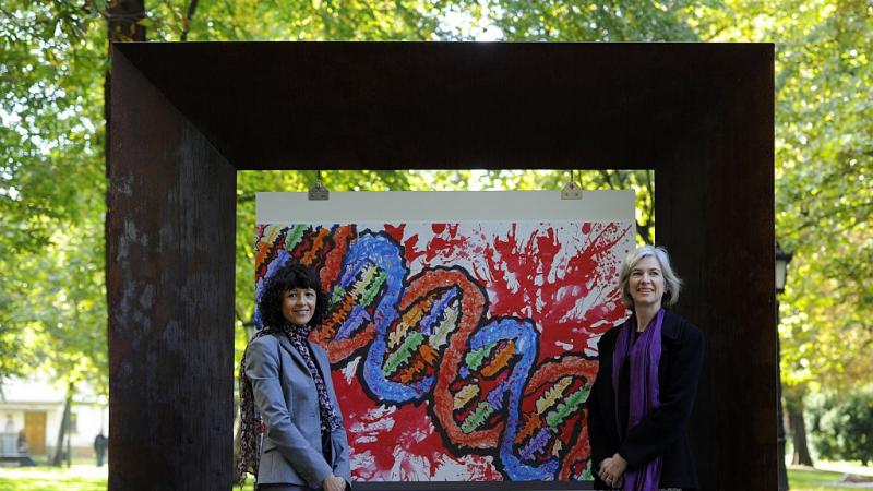 Emmanuelle Charpentier (L) and Jennifer Doudna in 2015
