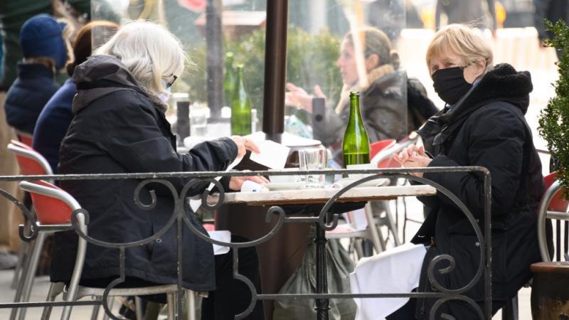 Outdoor diners in New York City