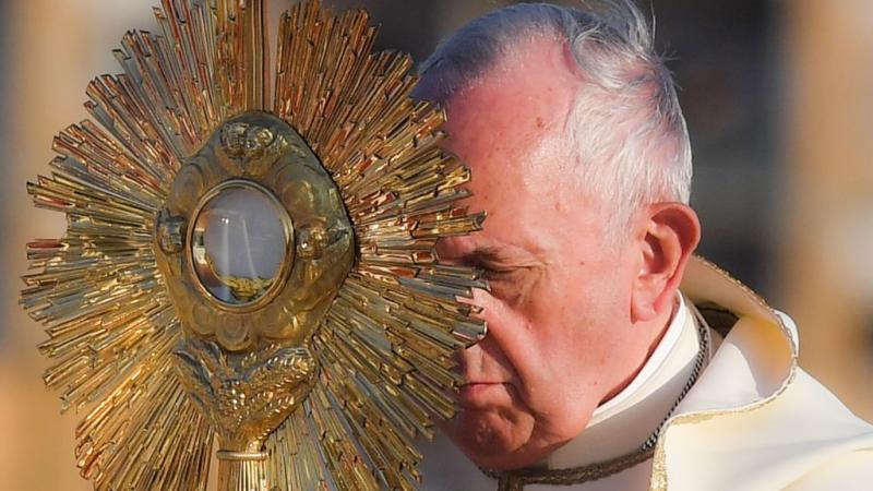 Pope Francis displays the Eucharist in the solar monstrance, June 2019