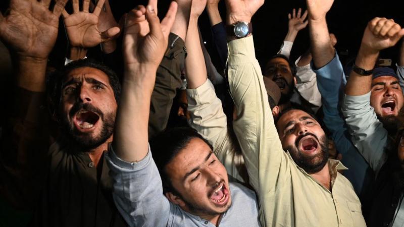 Opponents of Khan chant in favor of his ouster, Islamabad, Apr. 10, 2022