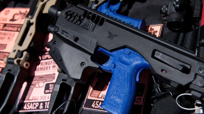 A stabilizing brace for a handgun