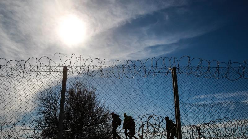 Migrants seeking to enter US 