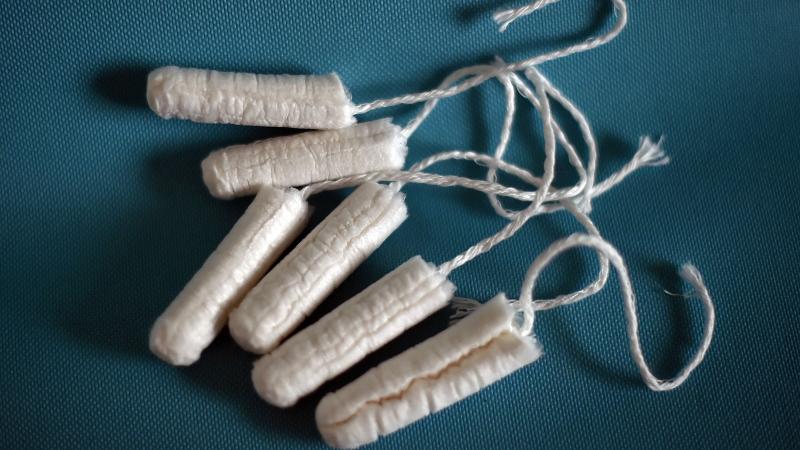 A picture taken in Nantes on February 24, 2016 shows tampons. - Residual amounts of potentially toxic substances were found in sanitary pads and tampons, French consumer rights group "60 Millions de Consommateurs" announced, urging the government to impose stricter control on the products.