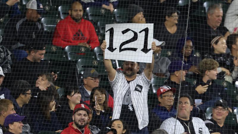 Chicago White Sox lose 121st game