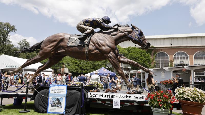 Statue of Turcotte and Secretariat