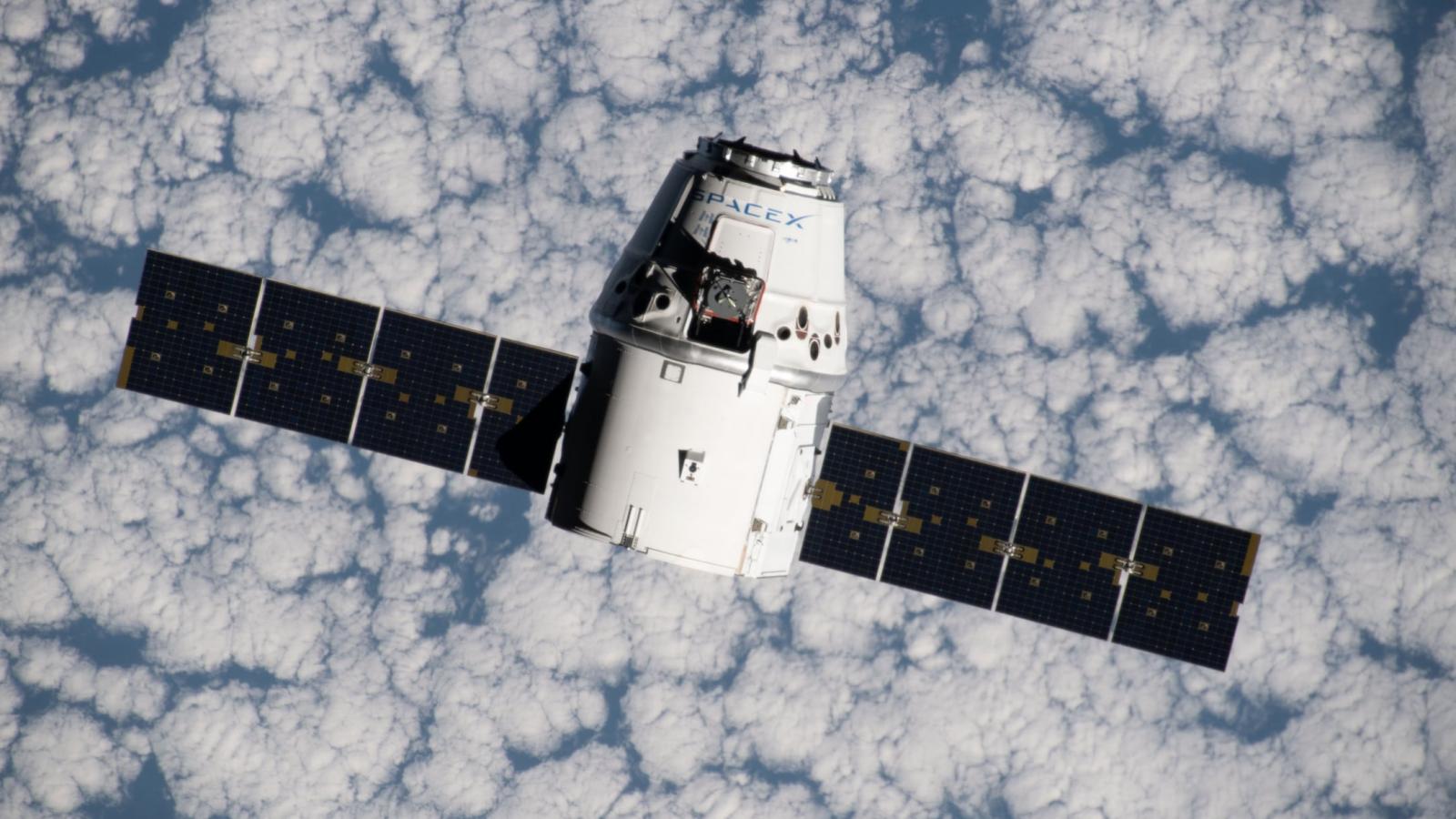 The SpaceX Dragon space freighter approaches the International Space Station