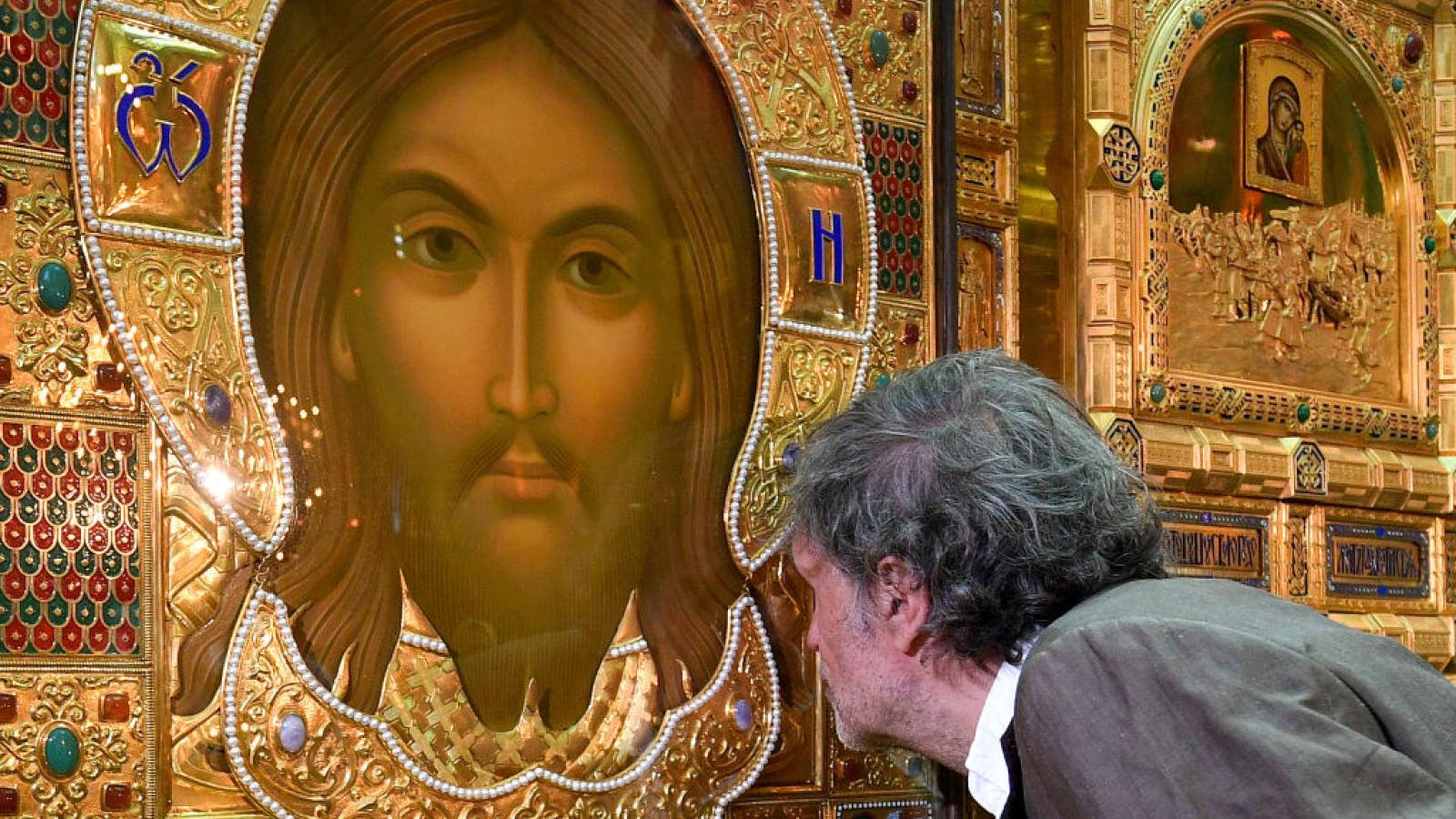 Serbian actor and film director Emir Kusturica takes a look at icons