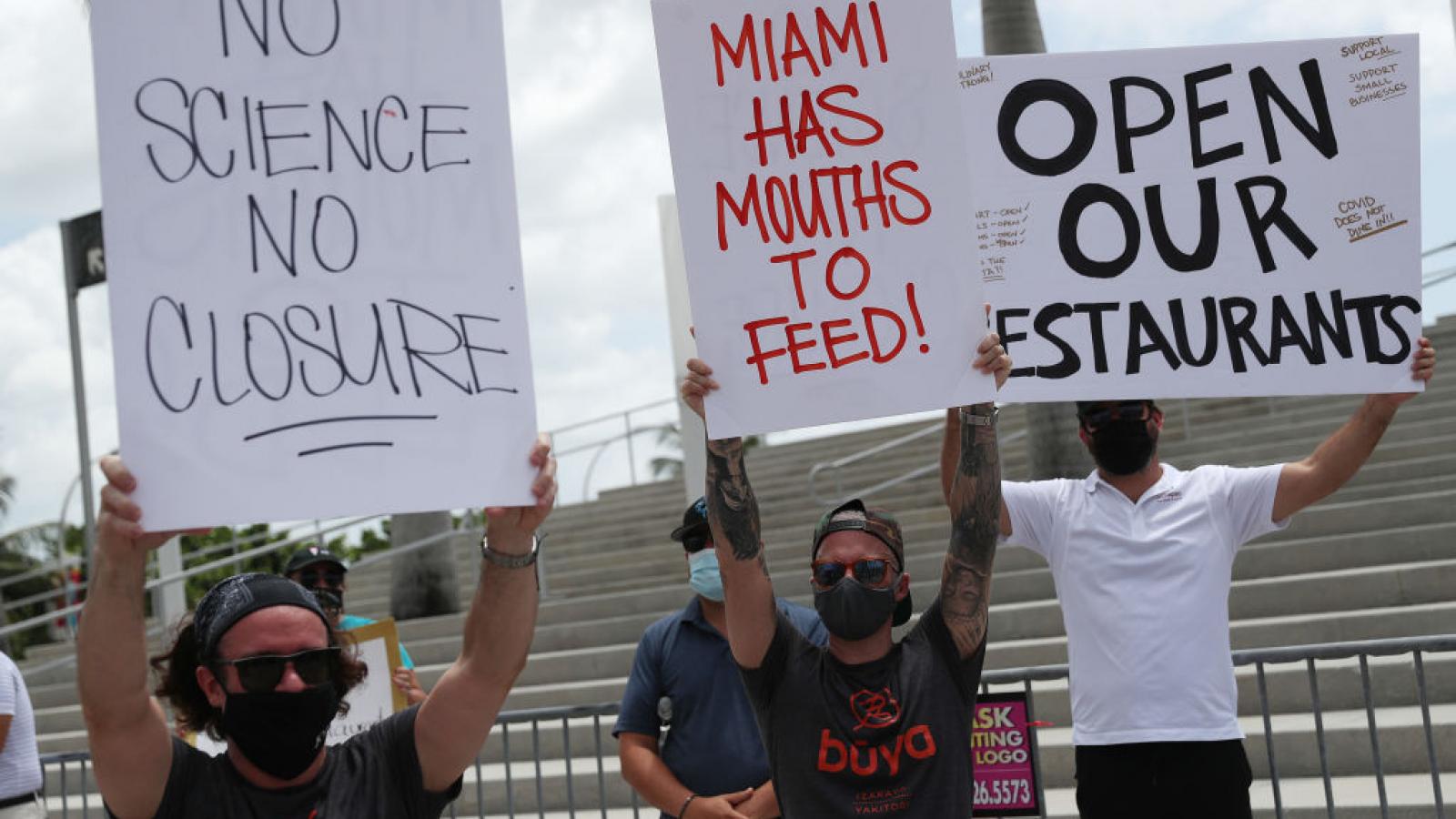 Miami restaurant owners protest the city's order closing dining rooms, 7/10