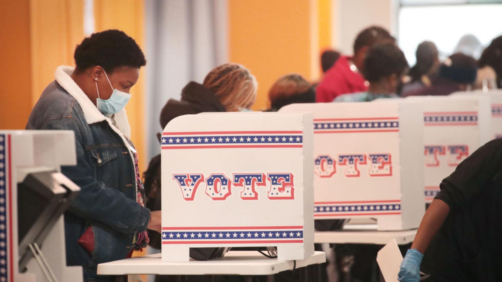Battleground state of Wisconsin has 75,000 voters on first day of early