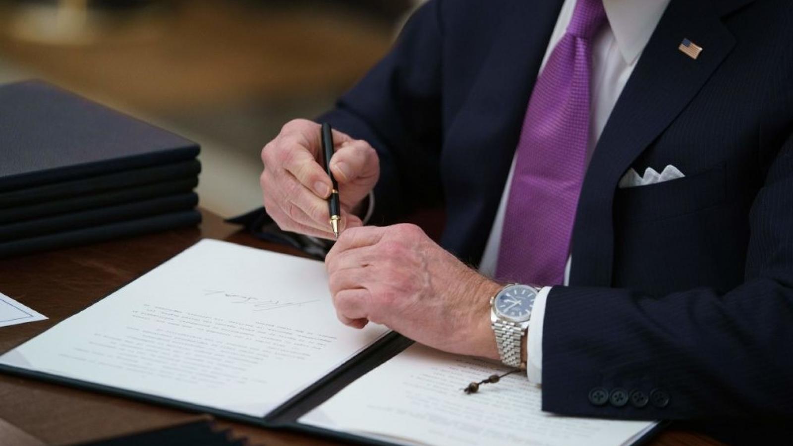 Executive order. Байден подписывает документы. Байден подписывает документы фото. Press secretary Biden.