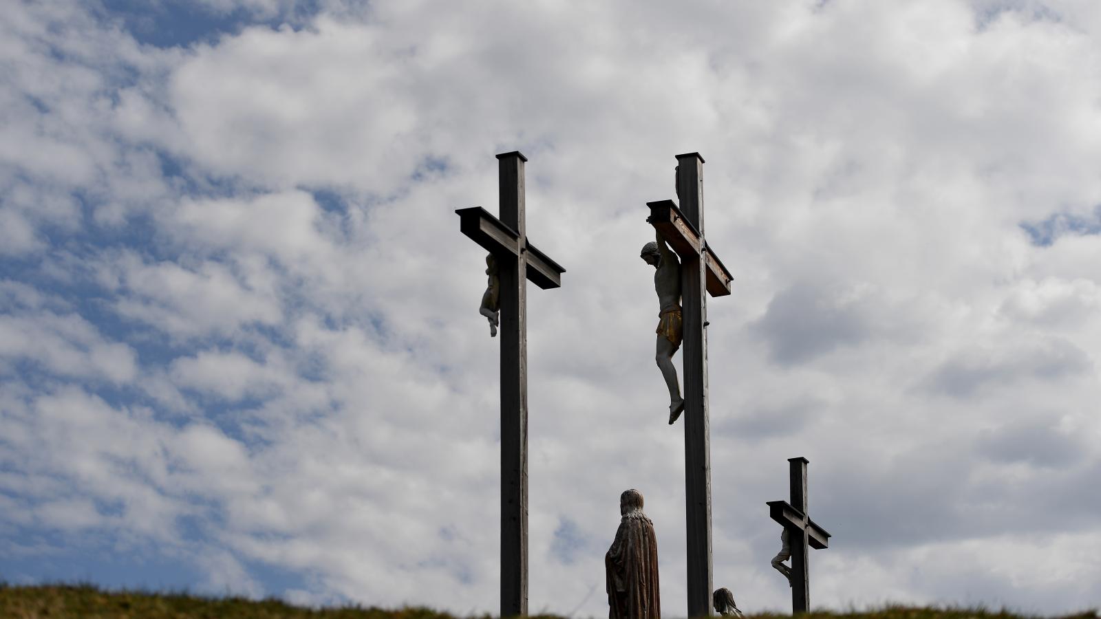 The 12th station on a way of the cross up to St. Nikolaus on the Vestbichl shows "Jesus dies on the cross".
