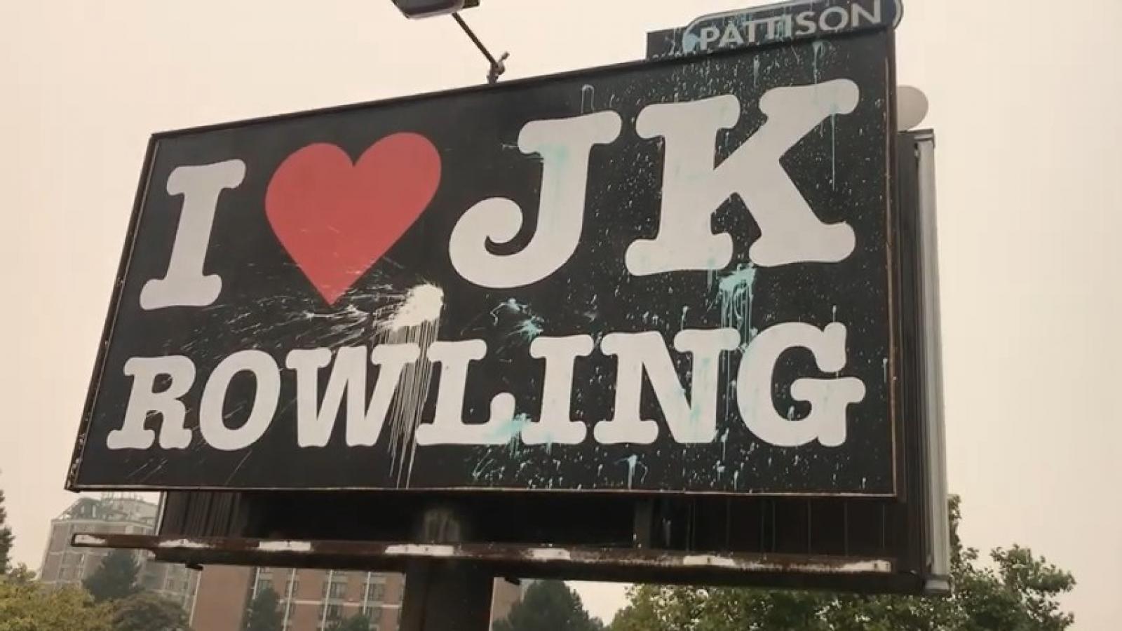 "I (Heart) JK Rowling" billboard set up by Canadian nurse Amy Hamm
