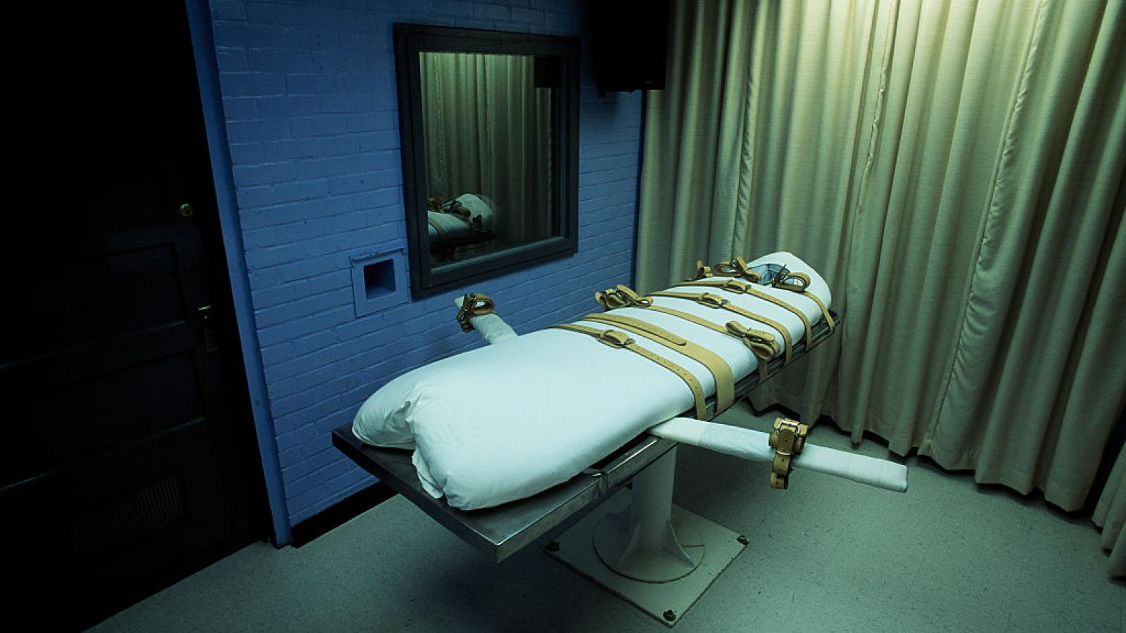 Lethal injection chamber