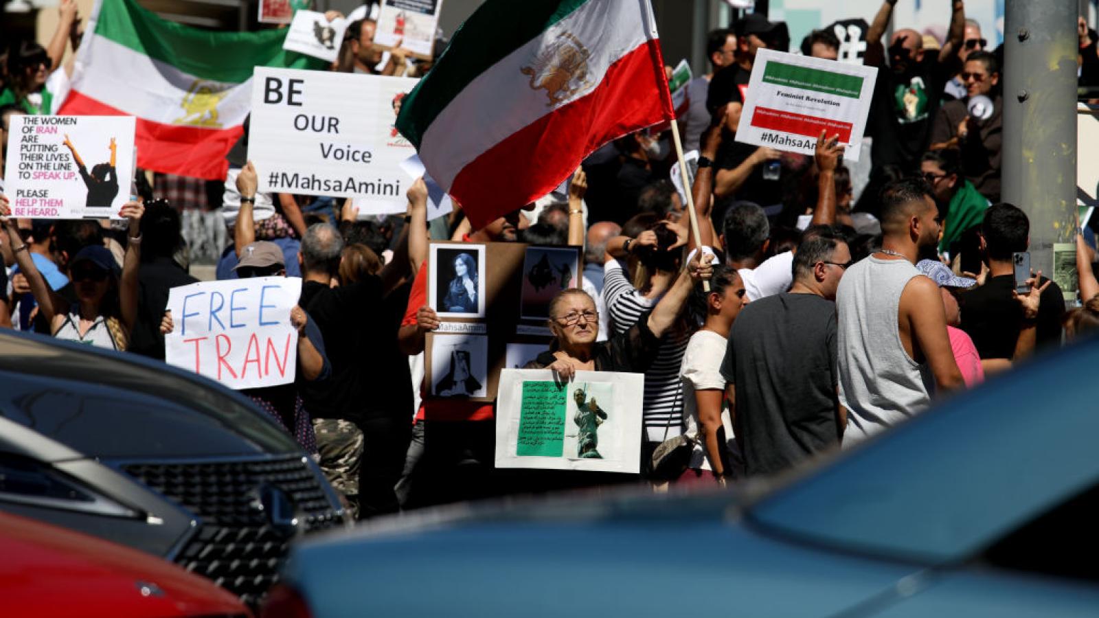 Protest in California in memory of Mahsa Amini
