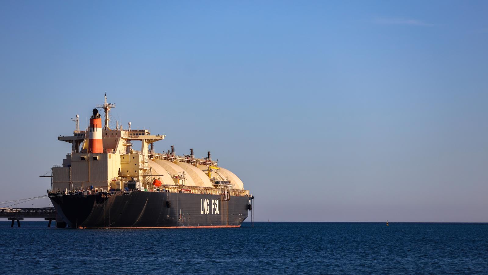 LNG storage tanker