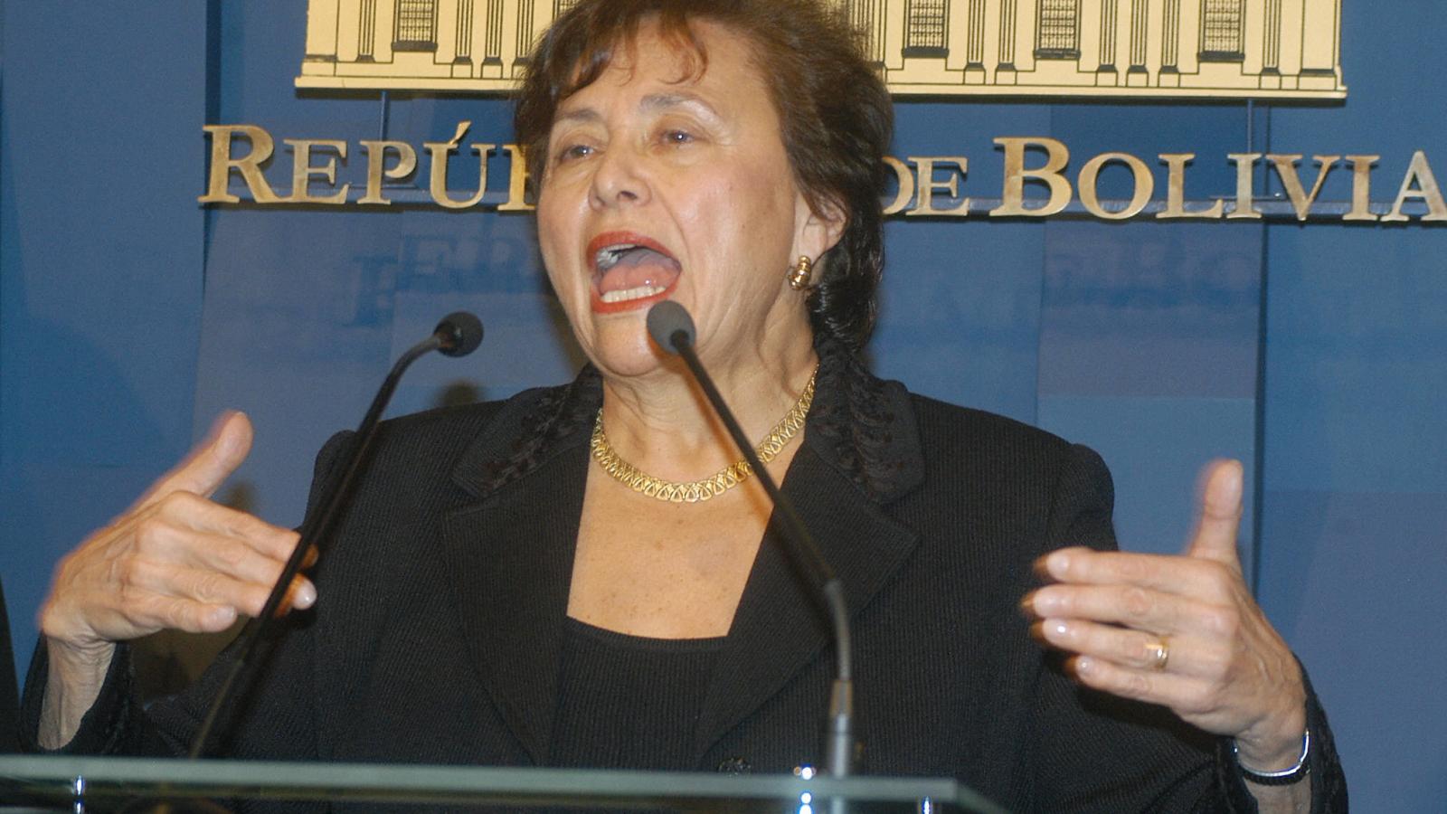US congresswoman Nita Lowey offers a press conference 24 February 2006 at the presidential palace in La Paz, after holding a meeting with Bolivia's President Evo Morales aimed at learning about the government's programs to promote economy and the fight against drugs. Yesterday the US denied an entry visa to Morales right-hand woman