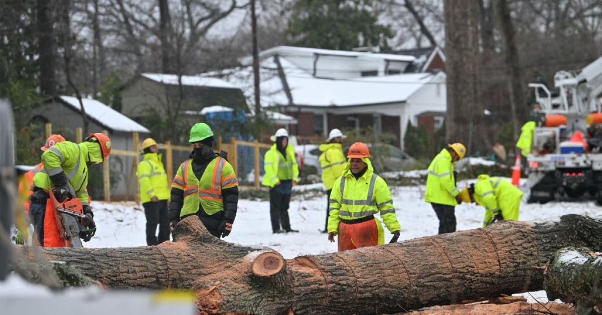 Winter storm ices roads, leaves 200,000 on East Coast without power ...