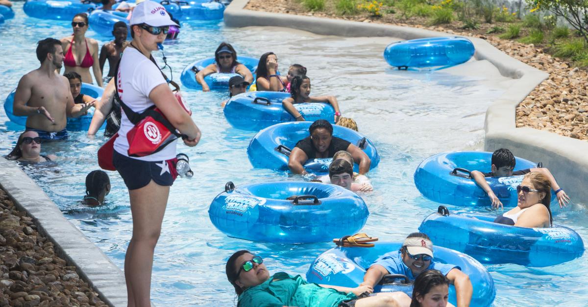 Lazy river chlorine spill leaves 12 people, including children, in need(01)