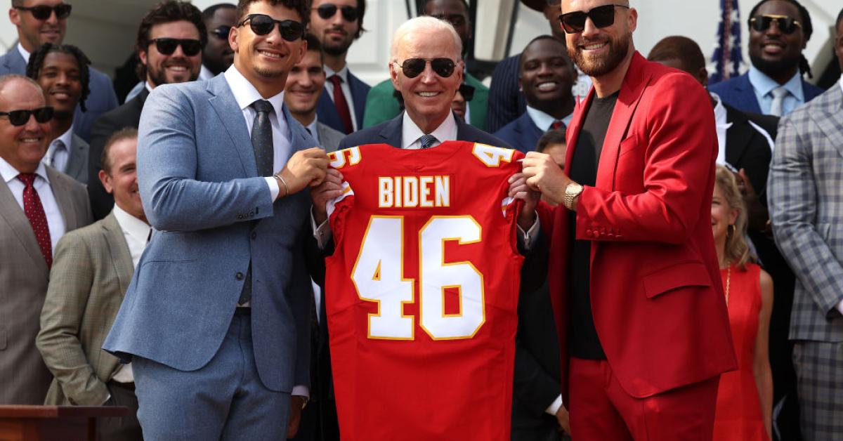 Patrick Mahomes pulls Travis Kelce away from White House podium during