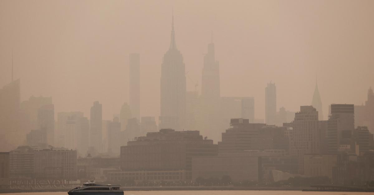 Manhattan disappears in smoke from air pollution caused by Canadian ...