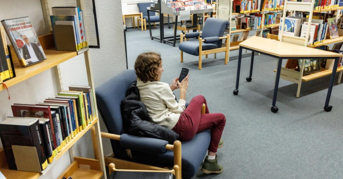 Illinois governor pushes to remove cell phones from classrooms | Just ...