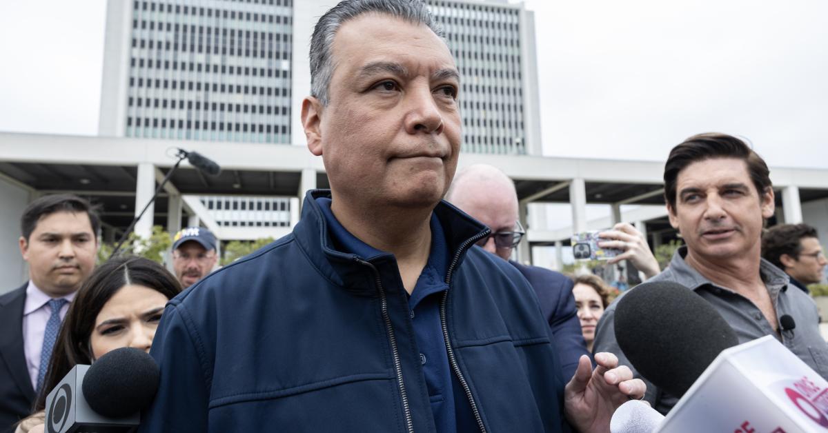 Senate Democrats introduce legislation seeking to ban ICE agents from wearing masks during arrests