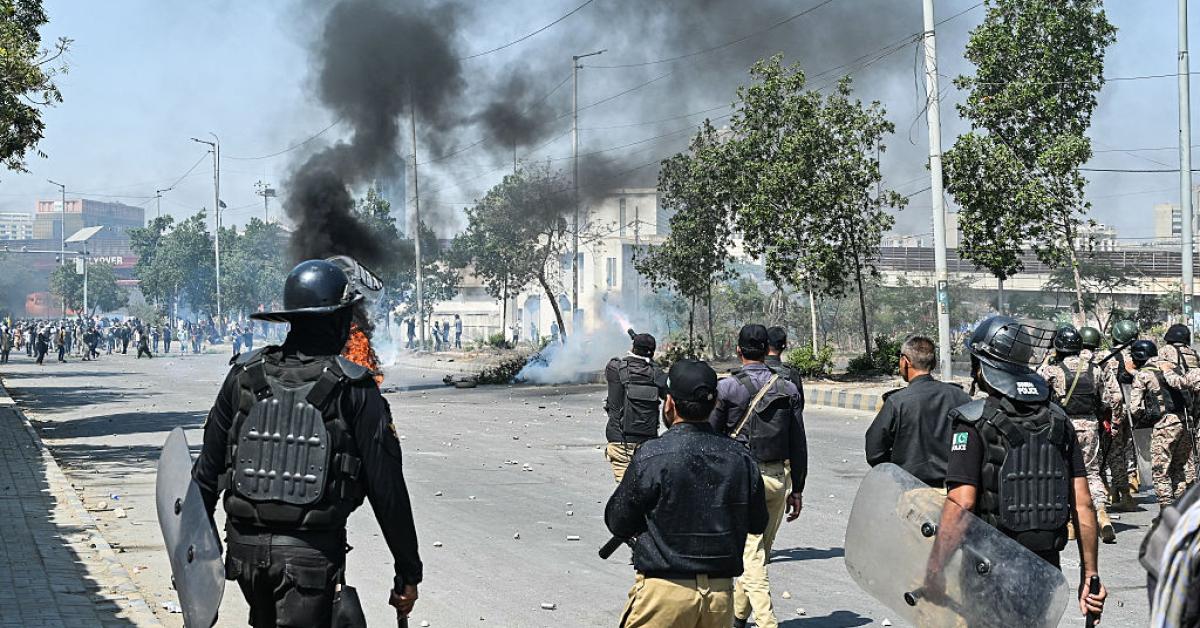 At least 22 dead, more than 120 injured after rioters storm US consulate, UN offices in Pakistan