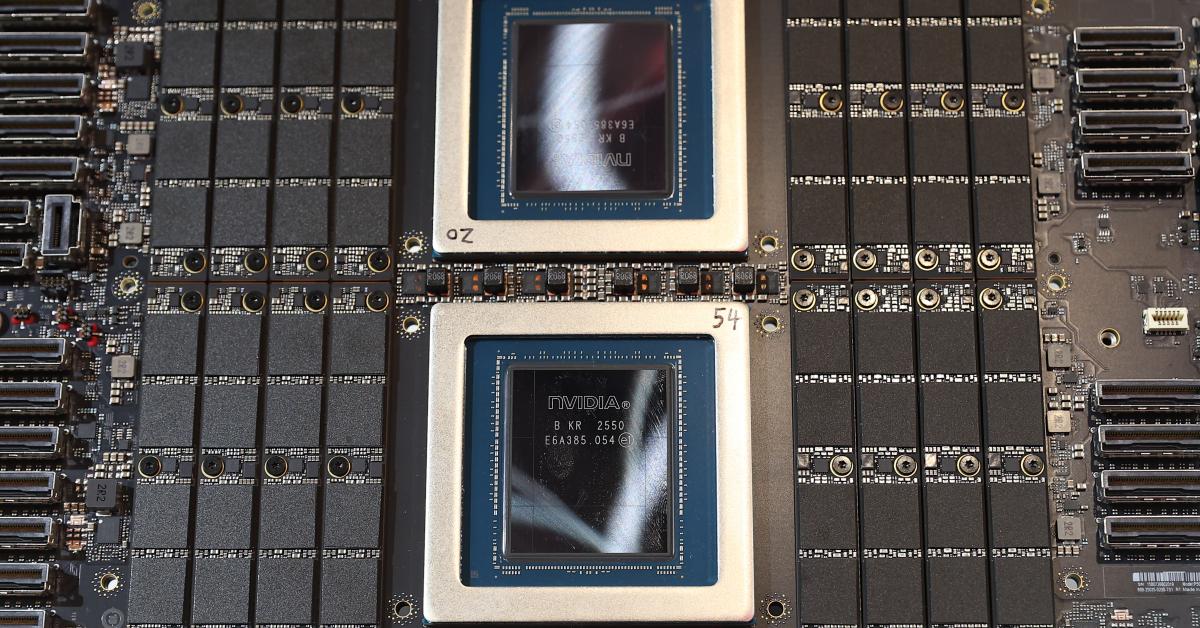 Trump announces chipmaker Intel partnership with Apple to bring manufacturing to the U.S.