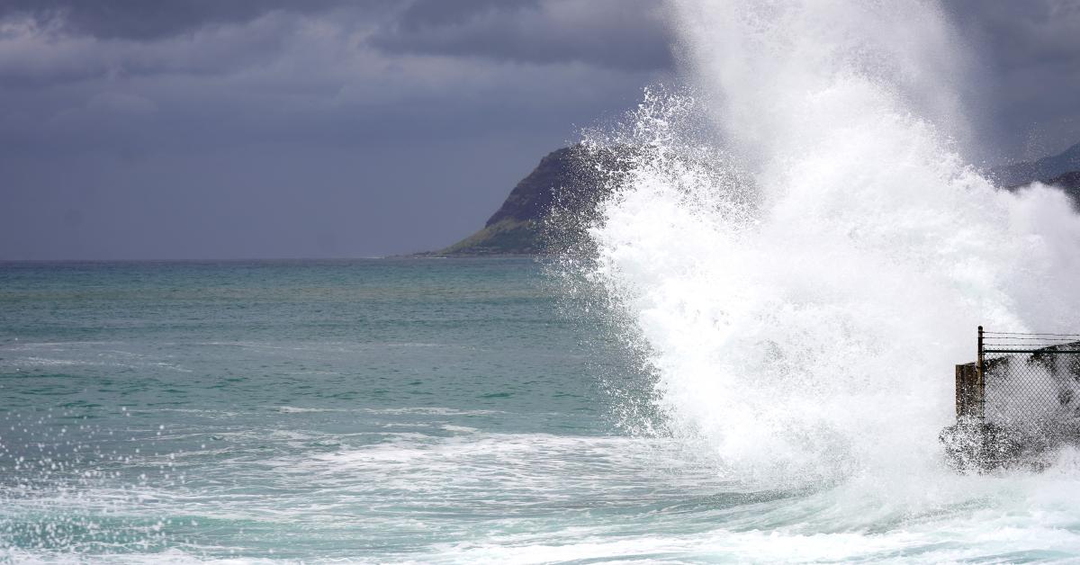 Hawaii urges tourists to refrain from visiting Kauai while it recovers from hurricane